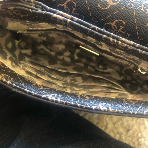 Guess leather purse/clutch - Picture 5 of 8